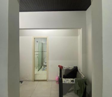 Asuncion House | Dormitorio con baño en Casa Residencial