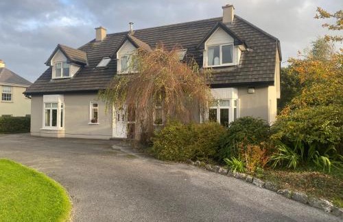 Clarinbridge House | Double bedroom in a family home