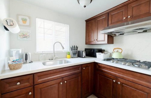 Montebello House | Double Comfort: 2 Private Units with Fully-Equipped Kitchens, Streaming Bliss, and Relaxing Common Patio.