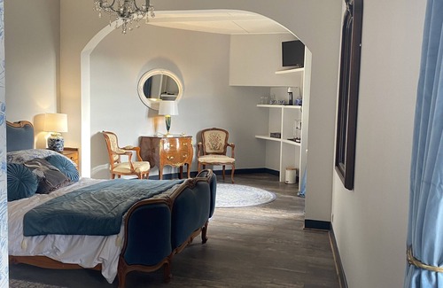 Bellac Bed & Breakfast | Double Deluxe Room - Large with seating area (Room 1)