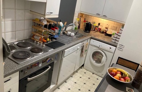 Shadwell Apartment | Double room in great location