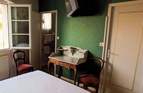 Remoncourt House | Double Room Queen size street view