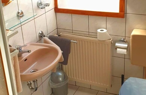 Bensdorf House | Double room (separate beds) with private bathroom