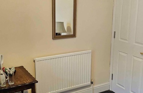 Mynydd Isa House | Double Room Shared Bathroom Free Wi-Fi TV Mold