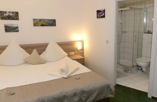 Sankt Aldegund Bed & Breakfast | Double room shower/WC - Scheid, Hubertus