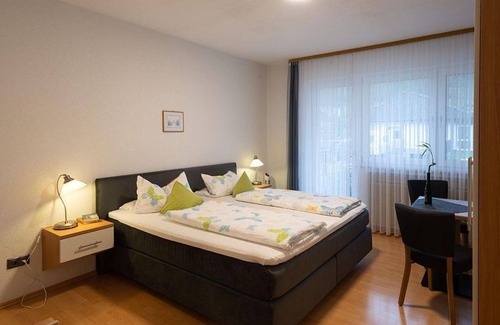 Trittenheim Bed & Breakfast | Double room with shower and toilet, extra bed - Ferienweingut Monzel