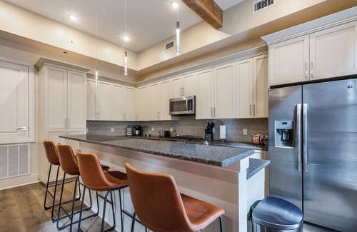 Central Business District Apartment | DOUBLE UP ✌🏽Enjoy 2 Levels of Accommodations in the Heart of DOWNTOWN Balconies on Each Level!