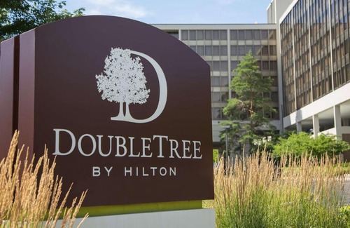 Oak Brook Hotel | DoubleTree by Hilton Chicago - Oak Brook