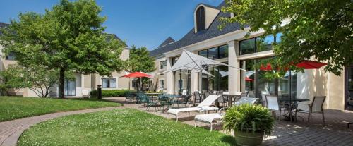 Wood Dale Hotel | DoubleTree by Hilton Hotel Chicago Wood Dale - Elk Grove