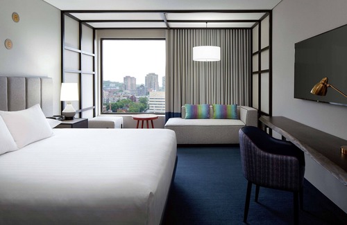 Quartier des Spectacles Hotel | DoubleTree by Hilton Montreal