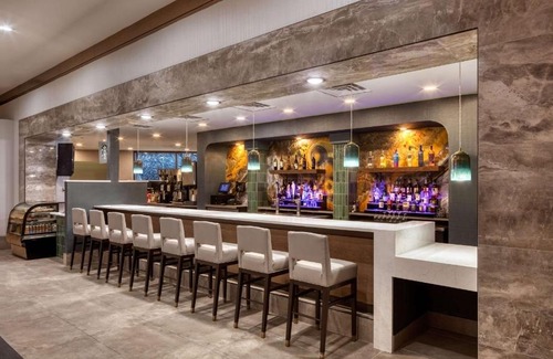 South Tulsa Hotel | DoubleTree by Hilton Tulsa - Warren Place