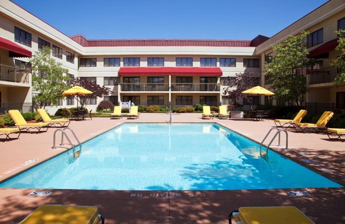 Sharonville Hotel | DoubleTree Suites by Hilton Hotel Cincinnati - Blue Ash