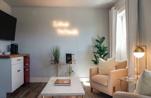 McMinnville Apartment | Douglas on Third Corner Suite-Adorable Apartment on 3rd St. Downtown McMinnville