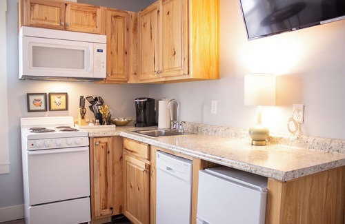 McMinnville Apartment | Douglas on Third Corner Suite: Adorable Apartment on 3rd St., Downtown