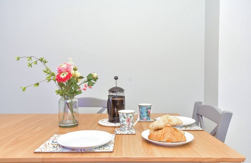 Arundel House | Dove Cottage Arundel-WATERSIDE TERRACE*CENTRAL*TRANQUIL*LUXURIOUS* PARKING