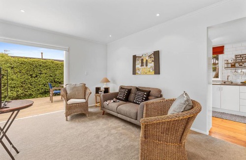 Waikanae House | Dove Cottage - Waikanae Beach Holiday Home
