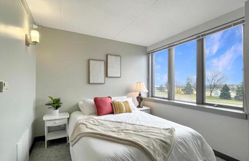 Downtown Des Moines Apartment | Downtown 1br By Steps From Wells Free Parking