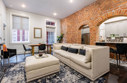 Central Business District Apartment | 🎶🎷 Downtown 2BR Walk to Superdome Parades French Quarter 🎷🎶 - The Jazz