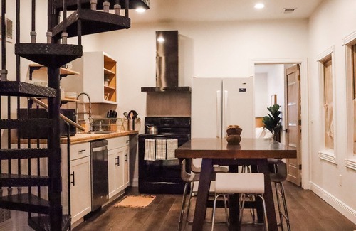 Westside North House | DOWNTOWN, 5 STARs, 65" TV, 4 BR/3 baths EN-suite, UPDATED, walkable, BOOK NOW