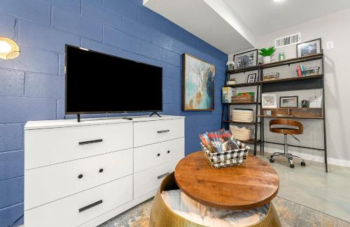 Sylvan Hills Apartment | Downtown & Airport 10 Min The Chic Rhitreat 2!