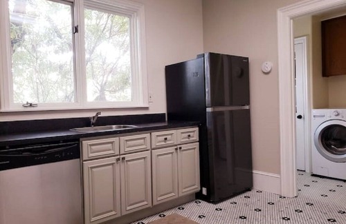 Alameda Apartment | Downtown Alameda Flat; walk to all shops and restaurants