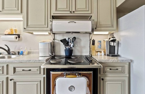 West Central Apartment | Downtown Apt – Free Parking & Prime Location