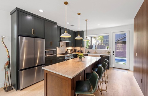 East Cesar Chavez House | Downtown ATX - Luxury Pool - Putting Green - 85inch TV