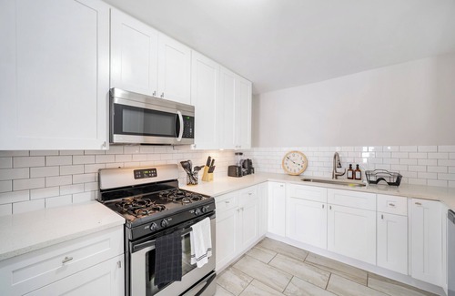 Windsor Park House | Downtown Austin 3BR: Near UT & Airport, Sleeps 7, Stylish Comfort
