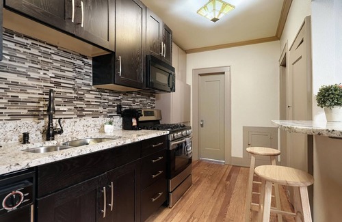 Old Enfield Apartment | DOWNTOWN AUSTIN HAVEN-FENCE DOG AREA Sleep 5-ACL,SXSW, Shop,restaurants-Walkable