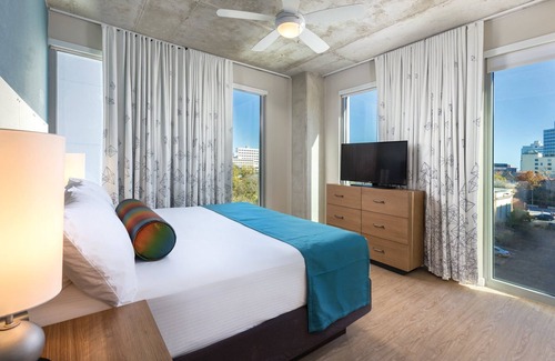 West End Resort | DOWNTOWN Austin with ROOFTOP Pool and BBQ Area, Fire Pit & a Fitness Center