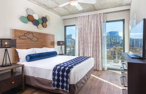 West End Resort | DOWNTOWN Austin with ROOFTOP Pool and BBQ Area, Fire Pit & a Fitness Center