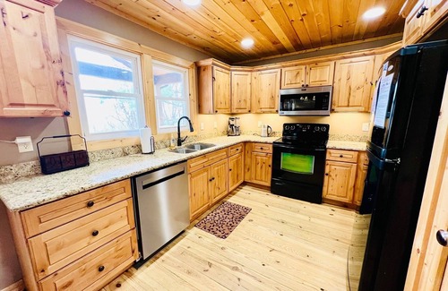 Lenoir Cabin | DOWNTOWN BLOWING ROCK(1.5mi) Three Bears Hot tub