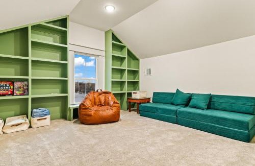 Weatherford House | Downtown Bungalow with Hot Tub!
