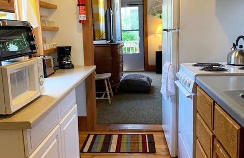 Camden Cottage | Downtown Cottage-1 bedroom- full kitchen, free wi-fi, free parking
