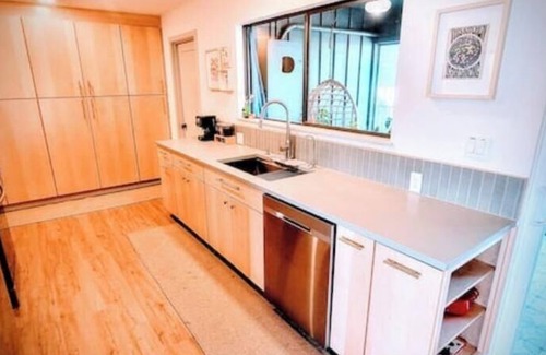 Long Beach House | Downtown Designer Duplex close to Beach! Spa Tub, Sunroom, Game Room, EV & more!