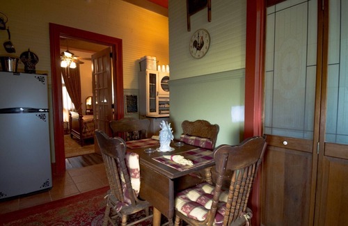 Natchez Cottage | Downtown, Free wine, Courtyard, Porches, 1885, Keyless, Private