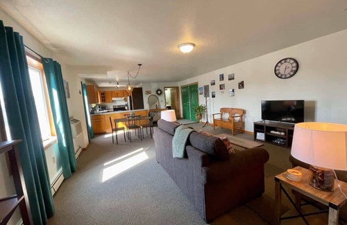 Ironwood Condo | Downtown "Green Room" at Villages on Aurora