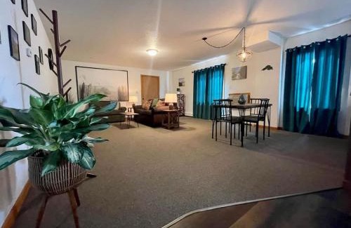 Ironwood House | Downtown Green Room at Villages on Aurora