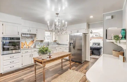 Hico House | Downtown Hico home, just steps away from shopping!