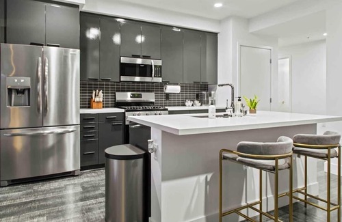 Vernon Apartment | Downtown LA - City View High-Rise