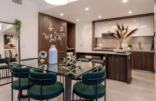 Vernon Apartment | Downtown LA - Skyline View High Rise