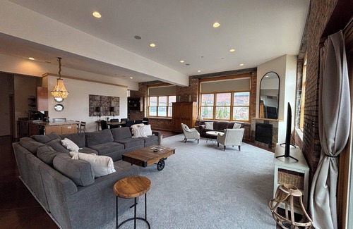 Marquette Condo | Downtown Luxury Condo w/Lower Harbor Views - 2200 SF sleeps 8 comfortably