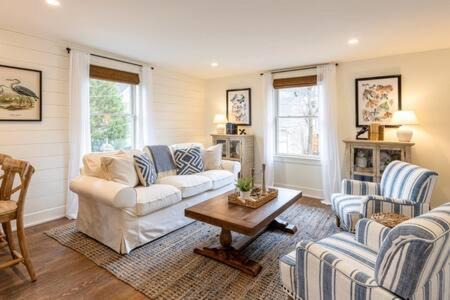 West Dundee Apartment | Downtown Luxury Farmhouse Apartment #3