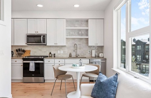 Downtown Salt Lake City Apartment | Downtown Luxury 1BD- Pool/Spa/Bowl/Golf/Gym/Parkng