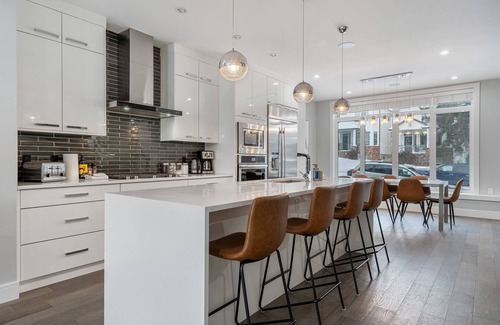 Parkhill-Stanley Park House | Downtown Luxury with Amazing Kitchen & jetted tub!