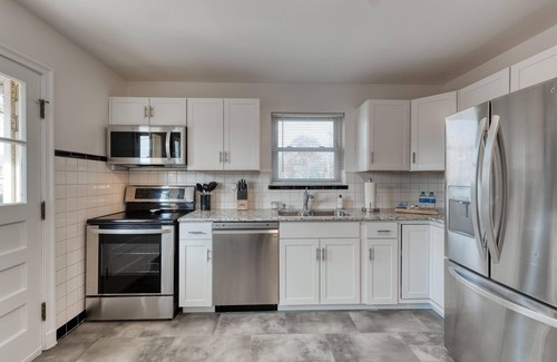 Edwardsville House | Downtown Midcentury Home- Walk to Everything!