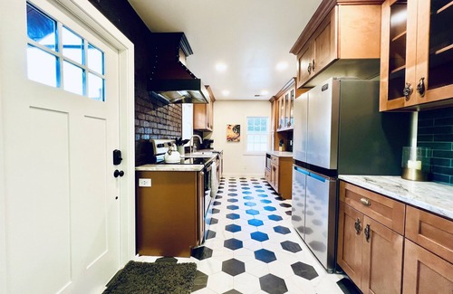 Murfreesboro House | Downtown Murfreesboro Speakeasy+Fire Pit+Hot Tub