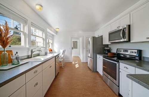 Central Area House | Downtown Next to Bush Park - Salem's Premier Location