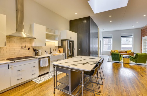 Downtown Omaha Condo | Downtown Omaha Getaway w/Deck & Gas Grill!