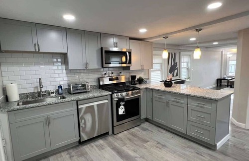 Salem House | Downtown Salem retreat 3BD w/parking